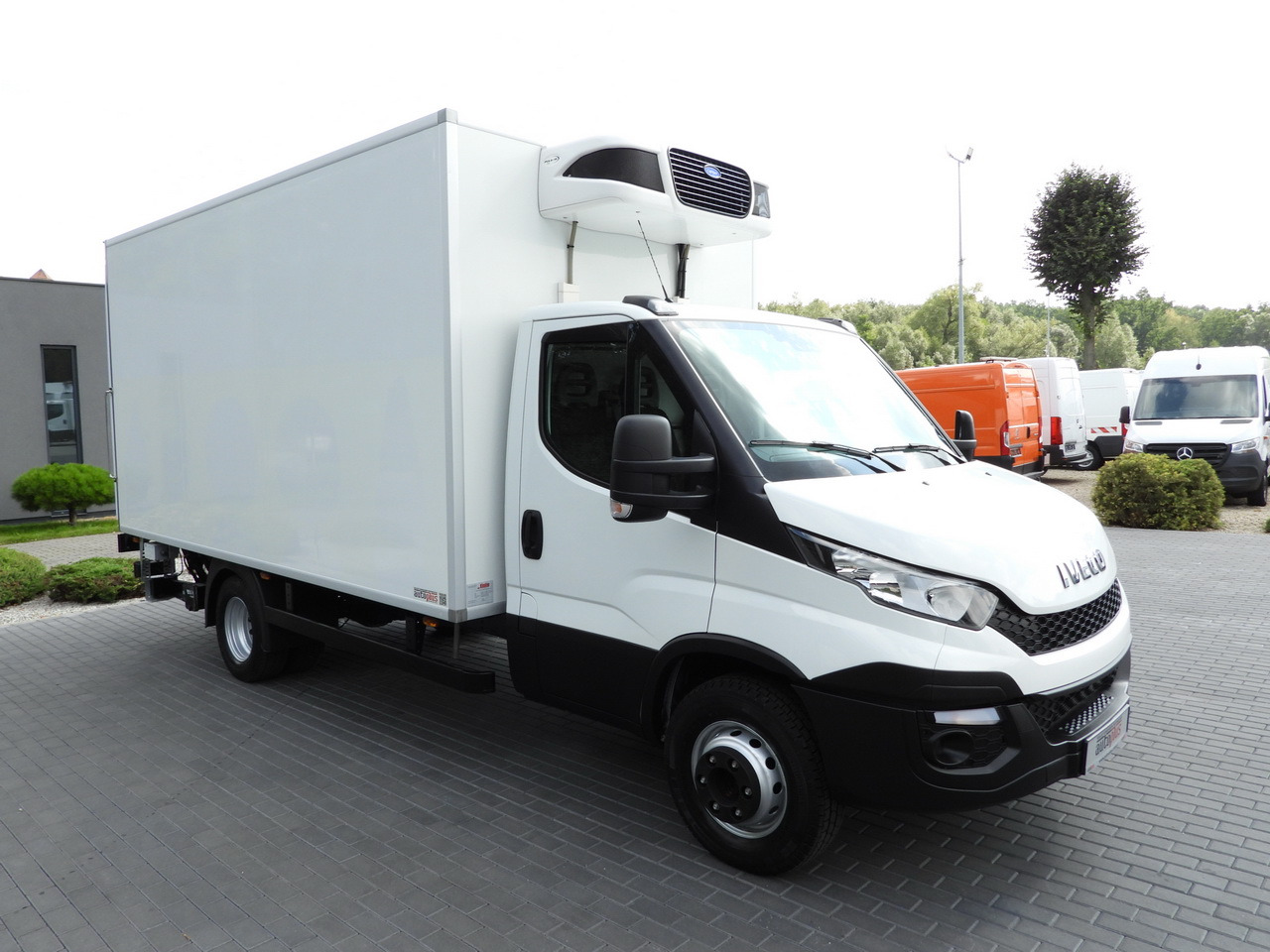 IVECO DAILY 70C17 REFRIGERATOR 1*C LIFT 10 PALLETS POWER SUPPLY 230V CRUISE CONTROL AIR CONDITIONING PNEUMATICS AUTOMATIC TRANSMISSION HI-MATIC TWIN WHEELS 170HP - Kravas automašīna refrižerators: foto 4 IVECO DAILY 70C17 REFRIGERATOR 1*C LIFT 10 PALLETS POWER SUPPLY 230V CRUISE CONTROL AIR CONDITIONING PNEUMATICS AUTOMATIC TRANSMISSION HI-MATIC TWIN WHEELS 170HP - Kravas automašīna refrižerators: foto 4