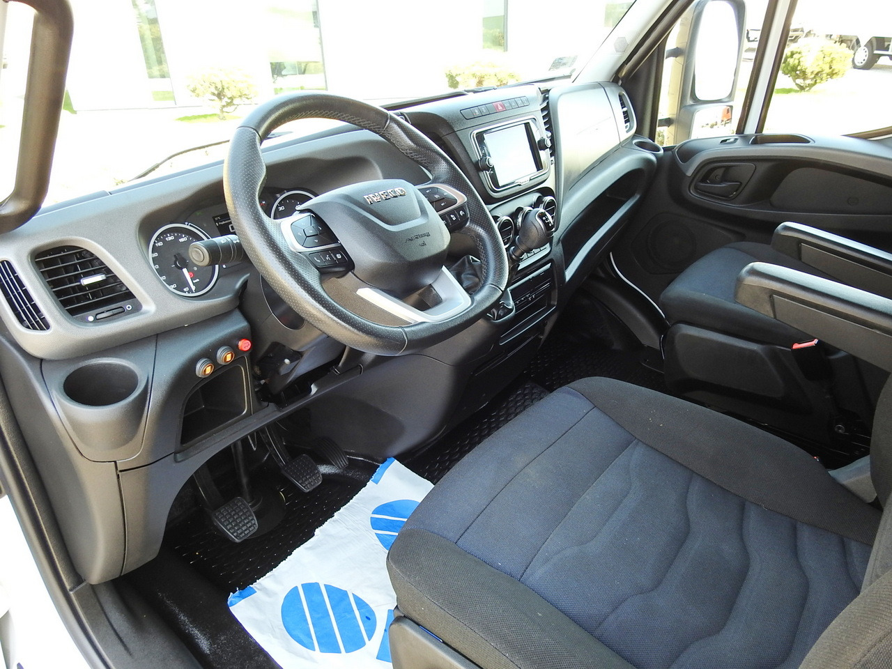 IVECO DAILY 70C18 BOX LIFT 14 PALLETS WEBASTO CRUISE CONTROL NAVIGATION LED LIGHTS TWIN WHEELS AIR CONDITIONING  180HP - Komercauto refrižerators: foto 2 IVECO DAILY 70C18 BOX LIFT 14 PALLETS WEBASTO CRUISE CONTROL NAVIGATION LED LIGHTS TWIN WHEELS AIR CONDITIONING  180HP - Komercauto refrižerators: foto 2