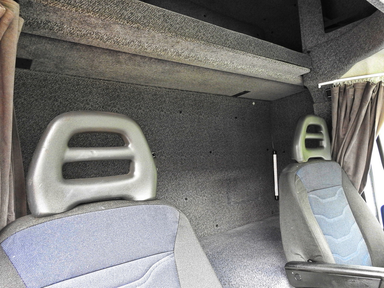 Kravas automašīna ar tentu IVECO DAILY 70C18 TARPAULIN LIFT 12 PALLETS WEBASTO CRUISE CONTROL TWIN WHEELS AIR CONDITIONING 180HP: foto 44 Kravas automašīna ar tentu IVECO DAILY 70C18 TARPAULIN LIFT 12 PALLETS WEBASTO CRUISE CONTROL TWIN WHEELS AIR CONDITIONING 180HP: foto 44