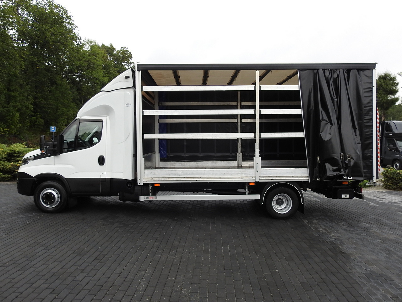 Kravas automašīna ar tentu IVECO DAILY 70C18 TARPAULIN LIFT 12 PALLETS WEBASTO CRUISE CONTROL TWIN WHEELS AIR CONDITIONING 180HP: foto 8 Kravas automašīna ar tentu IVECO DAILY 70C18 TARPAULIN LIFT 12 PALLETS WEBASTO CRUISE CONTROL TWIN WHEELS AIR CONDITIONING 180HP: foto 8