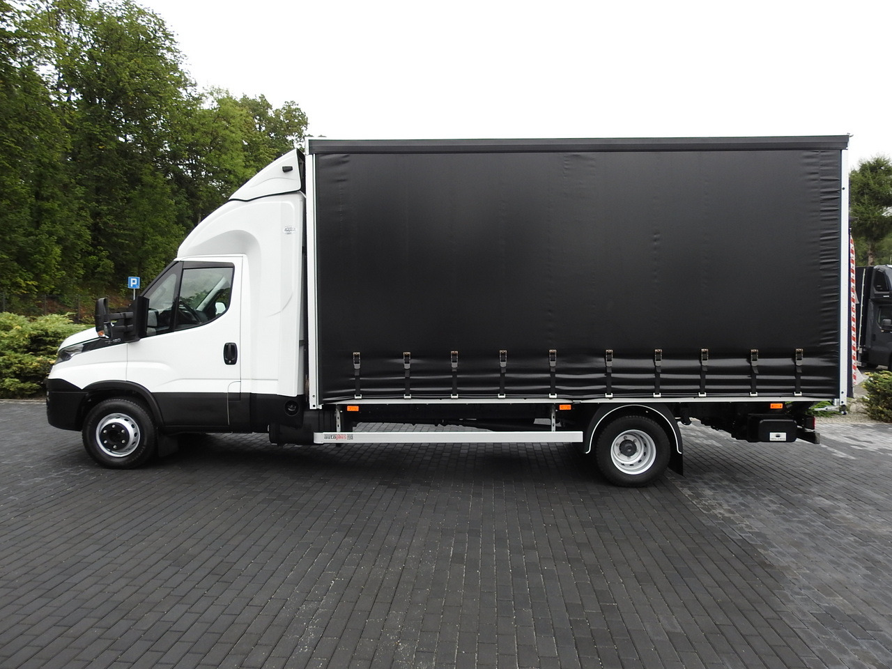 Kravas automašīna ar tentu IVECO DAILY 70C18 TARPAULIN LIFT 12 PALLETS WEBASTO CRUISE CONTROL TWIN WHEELS AIR CONDITIONING 180HP: foto 10 Kravas automašīna ar tentu IVECO DAILY 70C18 TARPAULIN LIFT 12 PALLETS WEBASTO CRUISE CONTROL TWIN WHEELS AIR CONDITIONING 180HP: foto 10