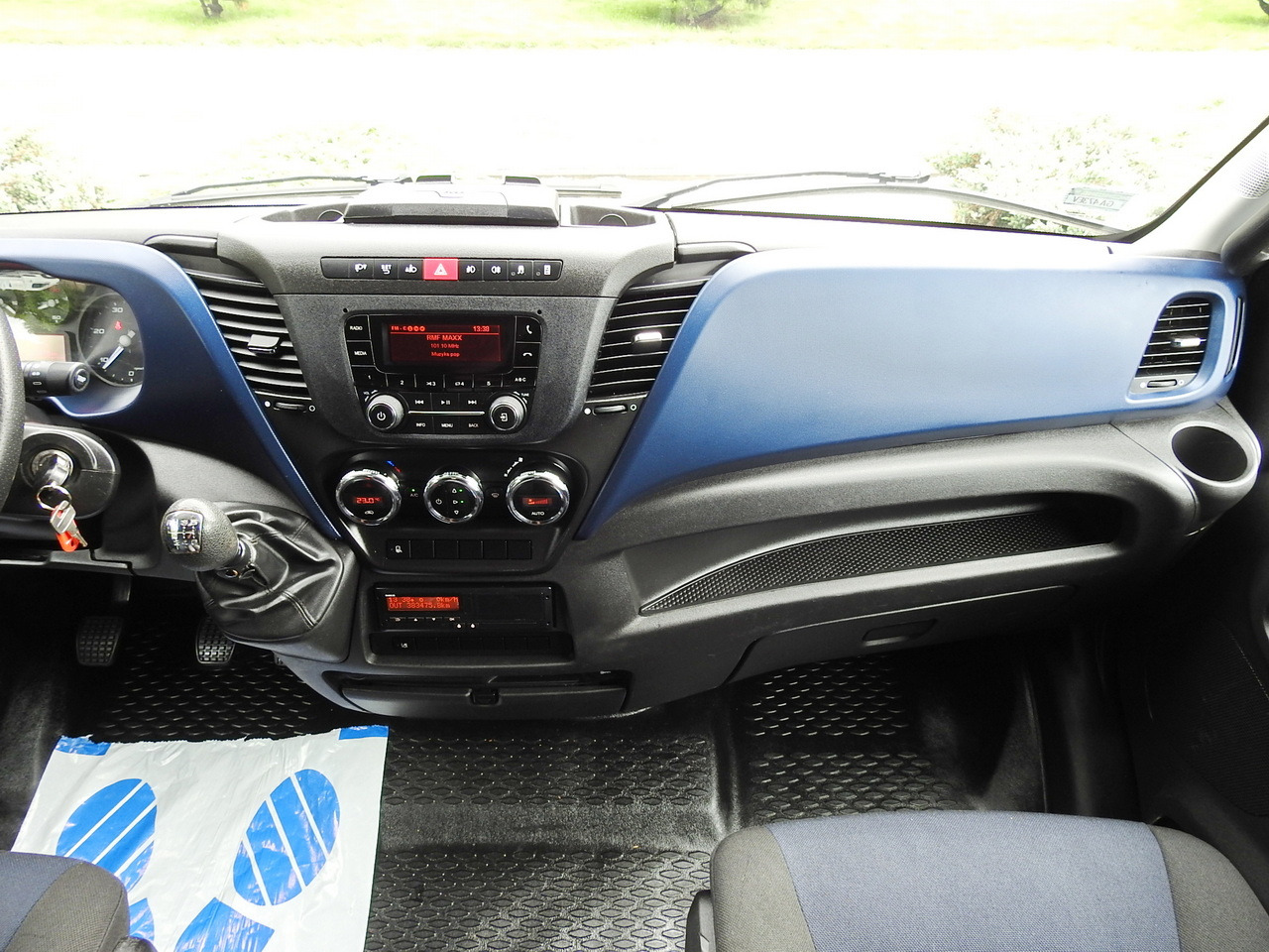 Kravas automašīna ar tentu IVECO DAILY 70C18 TARPAULIN LIFT 12 PALLETS WEBASTO CRUISE CONTROL TWIN WHEELS AIR CONDITIONING 180HP: foto 37 Kravas automašīna ar tentu IVECO DAILY 70C18 TARPAULIN LIFT 12 PALLETS WEBASTO CRUISE CONTROL TWIN WHEELS AIR CONDITIONING 180HP: foto 37