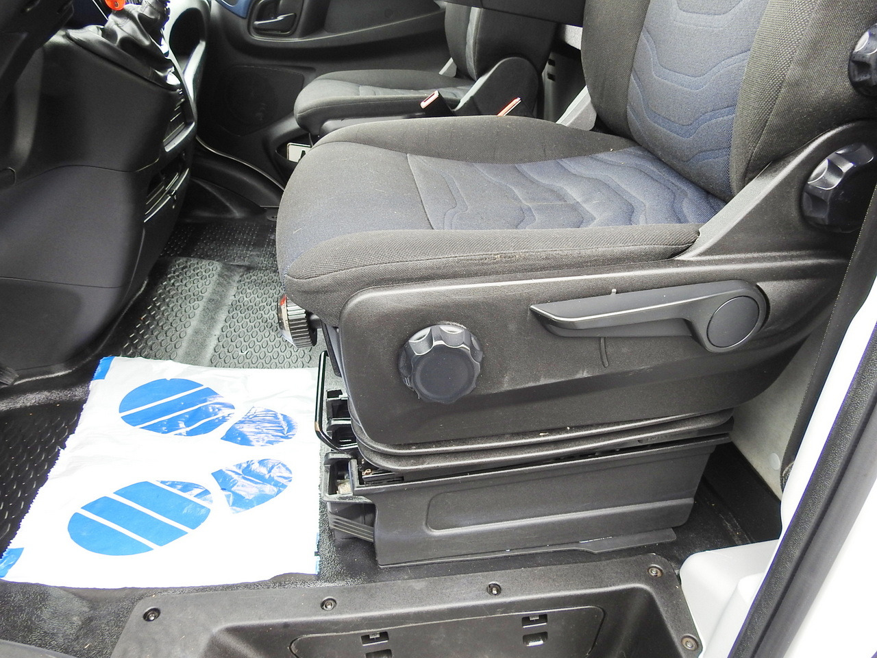 Kravas automašīna ar tentu IVECO DAILY 70C18 TARPAULIN LIFT 12 PALLETS WEBASTO CRUISE CONTROL TWIN WHEELS AIR CONDITIONING 180HP: foto 31 Kravas automašīna ar tentu IVECO DAILY 70C18 TARPAULIN LIFT 12 PALLETS WEBASTO CRUISE CONTROL TWIN WHEELS AIR CONDITIONING 180HP: foto 31