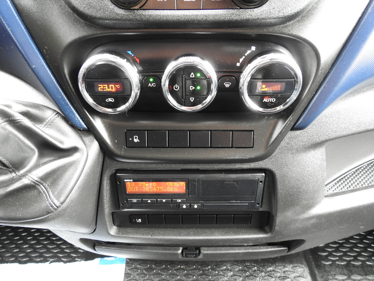 Kravas automašīna ar tentu IVECO DAILY 70C18 TARPAULIN LIFT 12 PALLETS WEBASTO CRUISE CONTROL TWIN WHEELS AIR CONDITIONING 180HP: foto 40 Kravas automašīna ar tentu IVECO DAILY 70C18 TARPAULIN LIFT 12 PALLETS WEBASTO CRUISE CONTROL TWIN WHEELS AIR CONDITIONING 180HP: foto 40