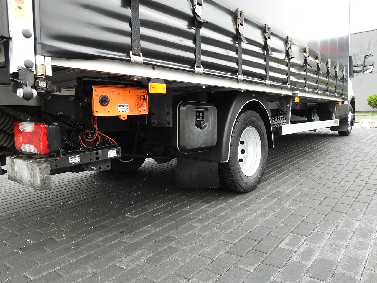 Kravas automašīna ar tentu IVECO DAILY 70C18 TARPAULIN LIFT 12 PALLETS WEBASTO CRUISE CONTROL TWIN WHEELS AIR CONDITIONING 180HP: foto 24 Kravas automašīna ar tentu IVECO DAILY 70C18 TARPAULIN LIFT 12 PALLETS WEBASTO CRUISE CONTROL TWIN WHEELS AIR CONDITIONING 180HP: foto 24