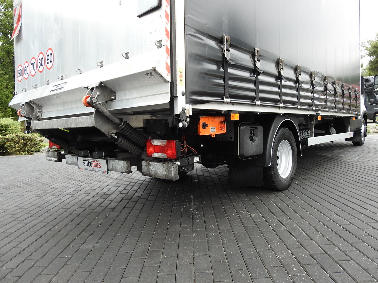 Kravas automašīna ar tentu IVECO DAILY 70C18 TARPAULIN LIFT 12 PALLETS WEBASTO CRUISE CONTROL TWIN WHEELS AIR CONDITIONING 180HP: foto 28 Kravas automašīna ar tentu IVECO DAILY 70C18 TARPAULIN LIFT 12 PALLETS WEBASTO CRUISE CONTROL TWIN WHEELS AIR CONDITIONING 180HP: foto 28