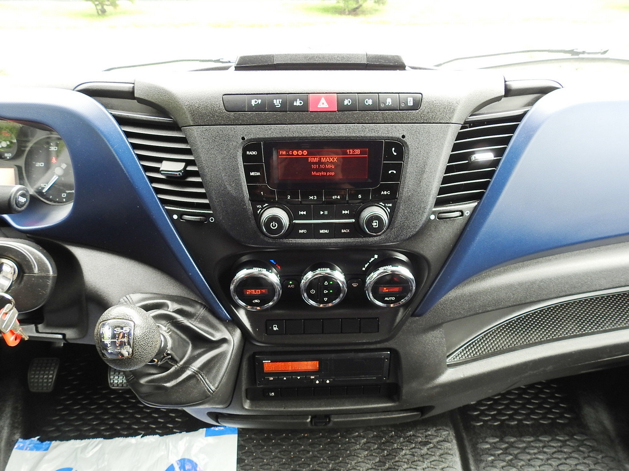 Kravas automašīna ar tentu IVECO DAILY 70C18 TARPAULIN LIFT 12 PALLETS WEBASTO CRUISE CONTROL TWIN WHEELS AIR CONDITIONING 180HP: foto 38 Kravas automašīna ar tentu IVECO DAILY 70C18 TARPAULIN LIFT 12 PALLETS WEBASTO CRUISE CONTROL TWIN WHEELS AIR CONDITIONING 180HP: foto 38