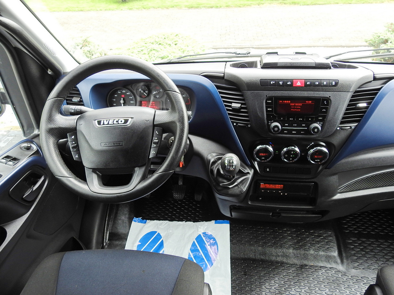 Kravas automašīna ar tentu IVECO DAILY 70C18 TARPAULIN LIFT 12 PALLETS WEBASTO CRUISE CONTROL TWIN WHEELS AIR CONDITIONING 180HP: foto 33 Kravas automašīna ar tentu IVECO DAILY 70C18 TARPAULIN LIFT 12 PALLETS WEBASTO CRUISE CONTROL TWIN WHEELS AIR CONDITIONING 180HP: foto 33