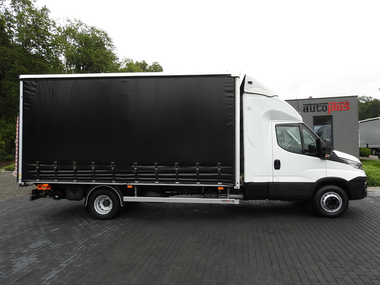 Kravas automašīna ar tentu IVECO DAILY 70C18 TARPAULIN LIFT 12 PALLETS WEBASTO CRUISE CONTROL TWIN WHEELS AIR CONDITIONING 180HP: foto 7 Kravas automašīna ar tentu IVECO DAILY 70C18 TARPAULIN LIFT 12 PALLETS WEBASTO CRUISE CONTROL TWIN WHEELS AIR CONDITIONING 180HP: foto 7