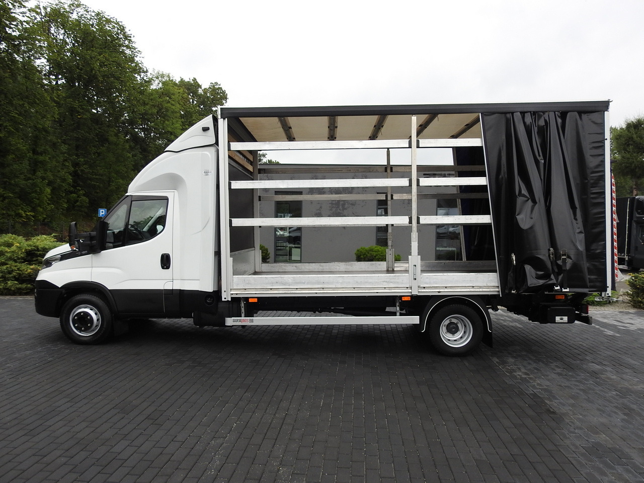 Kravas automašīna ar tentu IVECO DAILY 70C18 TARPAULIN LIFT 12 PALLETS WEBASTO CRUISE CONTROL TWIN WHEELS AIR CONDITIONING 180HP: foto 9 Kravas automašīna ar tentu IVECO DAILY 70C18 TARPAULIN LIFT 12 PALLETS WEBASTO CRUISE CONTROL TWIN WHEELS AIR CONDITIONING 180HP: foto 9