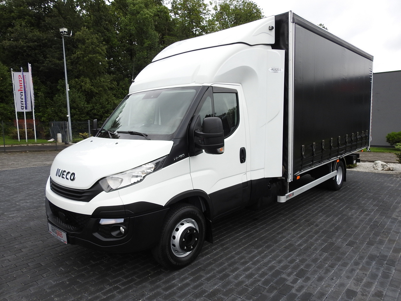 Kravas automašīna ar tentu IVECO DAILY 70C18 TARPAULIN LIFT 12 PALLETS WEBASTO CRUISE CONTROL TWIN WHEELS AIR CONDITIONING 180HP: foto 6 Kravas automašīna ar tentu IVECO DAILY 70C18 TARPAULIN LIFT 12 PALLETS WEBASTO CRUISE CONTROL TWIN WHEELS AIR CONDITIONING 180HP: foto 6