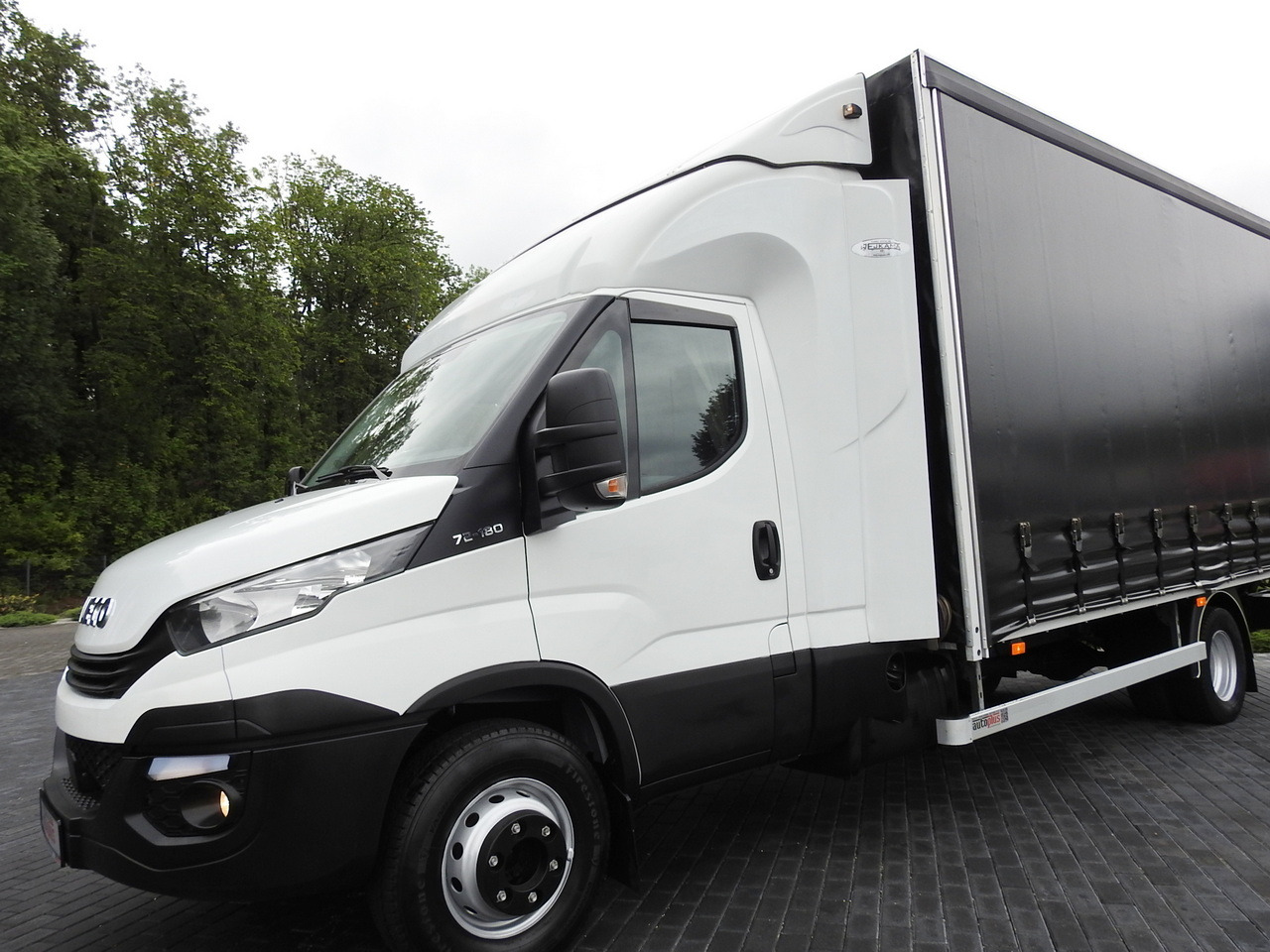 Kravas automašīna ar tentu IVECO DAILY 70C18 TARPAULIN LIFT 12 PALLETS WEBASTO CRUISE CONTROL TWIN WHEELS AIR CONDITIONING 180HP: foto 21 Kravas automašīna ar tentu IVECO DAILY 70C18 TARPAULIN LIFT 12 PALLETS WEBASTO CRUISE CONTROL TWIN WHEELS AIR CONDITIONING 180HP: foto 21