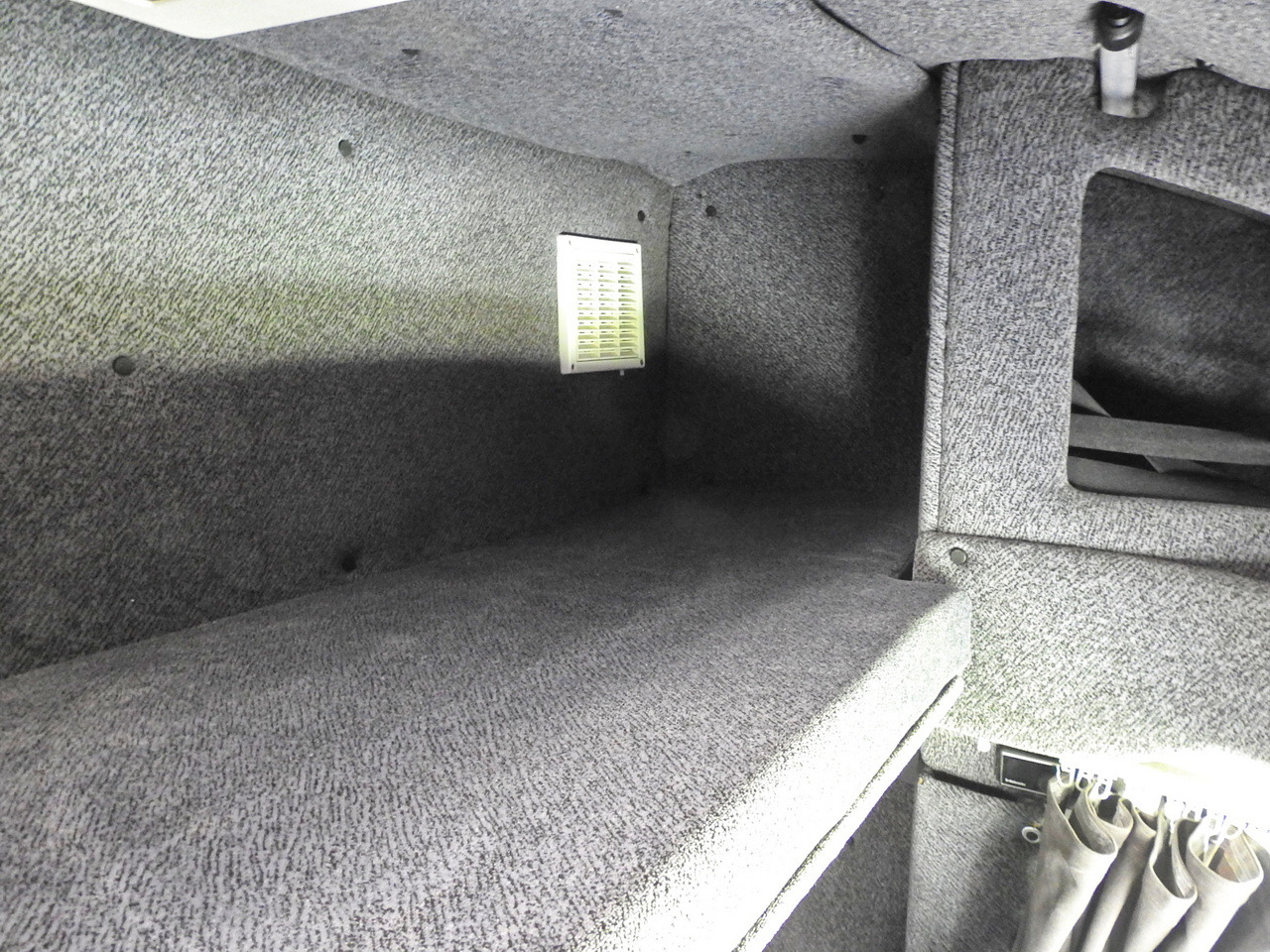 Kravas automašīna ar tentu IVECO DAILY 70C18 TARPAULIN LIFT 12 PALLETS WEBASTO CRUISE CONTROL TWIN WHEELS AIR CONDITIONING 180HP: foto 47 Kravas automašīna ar tentu IVECO DAILY 70C18 TARPAULIN LIFT 12 PALLETS WEBASTO CRUISE CONTROL TWIN WHEELS AIR CONDITIONING 180HP: foto 47