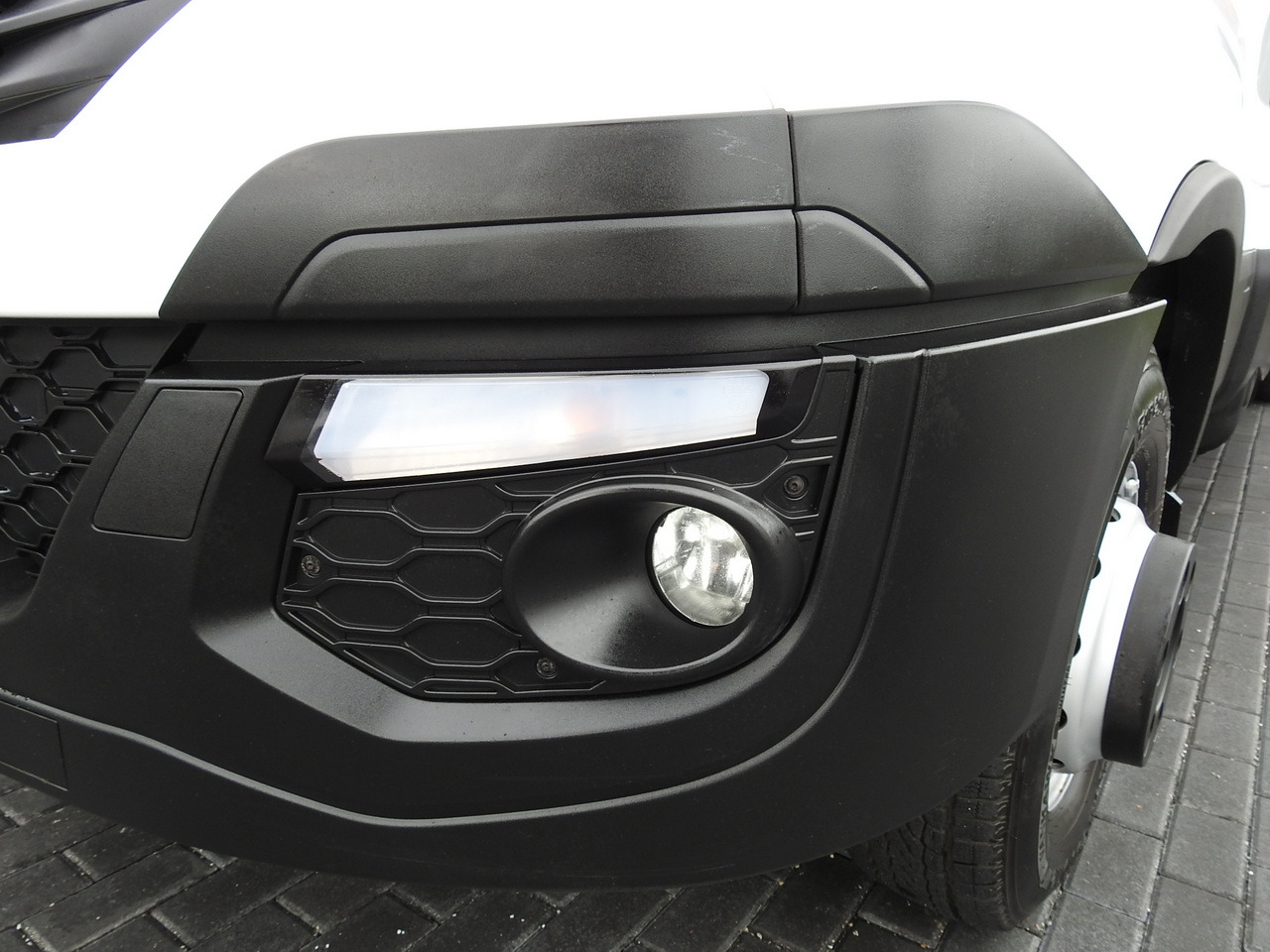 Kravas automašīna ar tentu IVECO DAILY 70C18 TARPAULIN LIFT 12 PALLETS WEBASTO CRUISE CONTROL TWIN WHEELS AIR CONDITIONING 180HP: foto 19 Kravas automašīna ar tentu IVECO DAILY 70C18 TARPAULIN LIFT 12 PALLETS WEBASTO CRUISE CONTROL TWIN WHEELS AIR CONDITIONING 180HP: foto 19