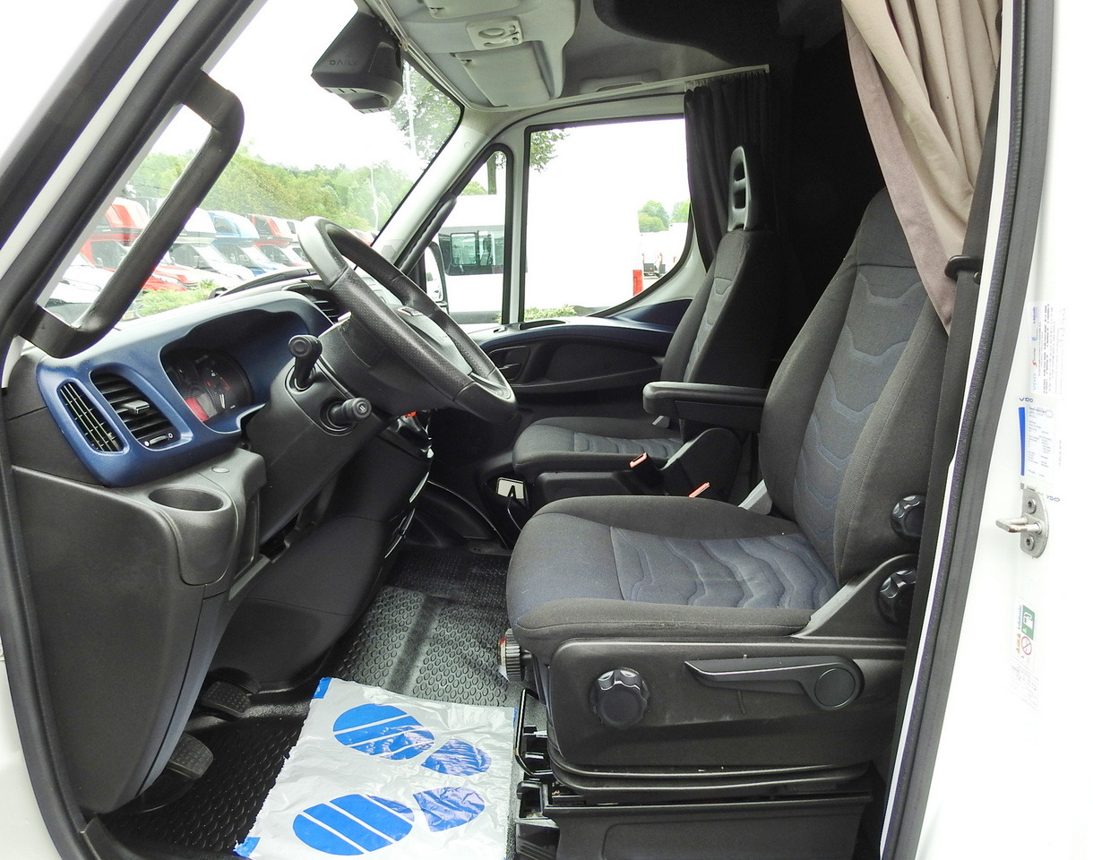 Kravas automašīna ar tentu IVECO DAILY 70C18 TARPAULIN LIFT 12 PALLETS WEBASTO CRUISE CONTROL TWIN WHEELS AIR CONDITIONING 180HP: foto 30 Kravas automašīna ar tentu IVECO DAILY 70C18 TARPAULIN LIFT 12 PALLETS WEBASTO CRUISE CONTROL TWIN WHEELS AIR CONDITIONING 180HP: foto 30