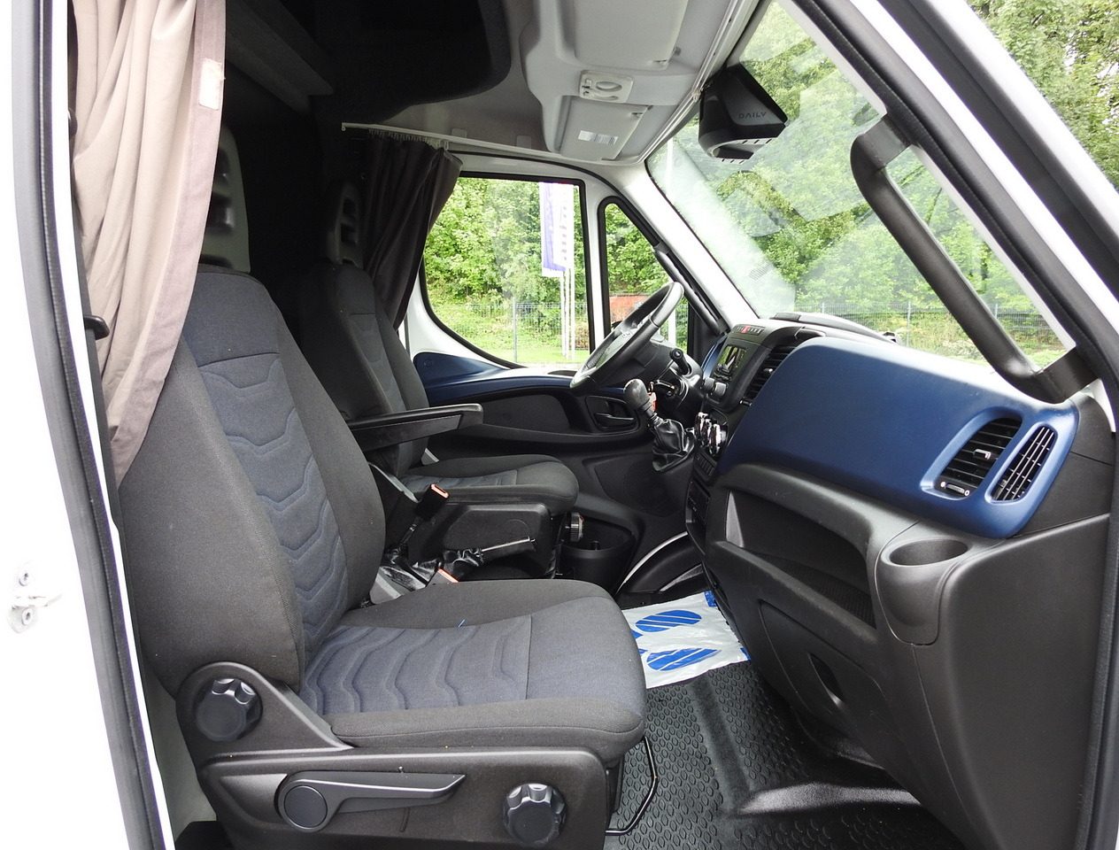 Kravas automašīna ar tentu IVECO DAILY 70C18 TARPAULIN LIFT 12 PALLETS WEBASTO CRUISE CONTROL TWIN WHEELS AIR CONDITIONING 180HP: foto 42 Kravas automašīna ar tentu IVECO DAILY 70C18 TARPAULIN LIFT 12 PALLETS WEBASTO CRUISE CONTROL TWIN WHEELS AIR CONDITIONING 180HP: foto 42