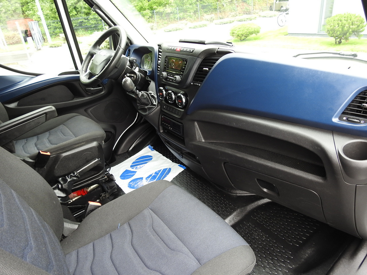 Kravas automašīna ar tentu IVECO DAILY 70C18 TARPAULIN LIFT 12 PALLETS WEBASTO CRUISE CONTROL TWIN WHEELS AIR CONDITIONING 180HP: foto 43 Kravas automašīna ar tentu IVECO DAILY 70C18 TARPAULIN LIFT 12 PALLETS WEBASTO CRUISE CONTROL TWIN WHEELS AIR CONDITIONING 180HP: foto 43