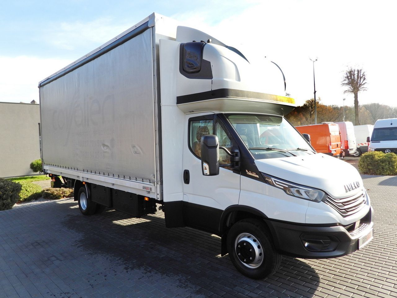 IVECO DAILY 70C18 TARPAULIN LIFT 16 PALLETS WEBASTO CRUISE CONTROL NAVIGATION LED LIGHTS PNEUMATICS AUTOMATIC TRANSMISSION HI-MATIC TWIN WHEELS AIR CONDITIONING 180HP - Kravas automašīna ar tentu: foto 4 IVECO DAILY 70C18 TARPAULIN LIFT 16 PALLETS WEBASTO CRUISE CONTROL NAVIGATION LED LIGHTS PNEUMATICS AUTOMATIC TRANSMISSION HI-MATIC TWIN WHEELS AIR CONDITIONING 180HP - Kravas automašīna ar tentu: foto 4