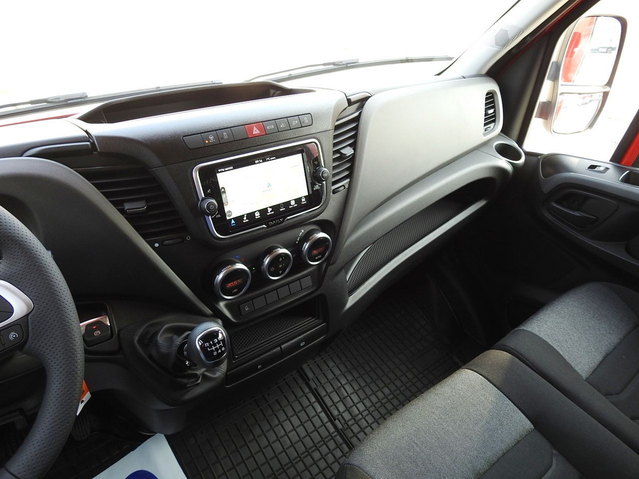 Jaunā Furgons ar tentu IVECO DAILY NEW TARPAULIN 10 PALLETS WEBASTO CRUISE CONTROL NAVIGATION AIR CONDITIONING LED LIGHTS  180HP: foto 35