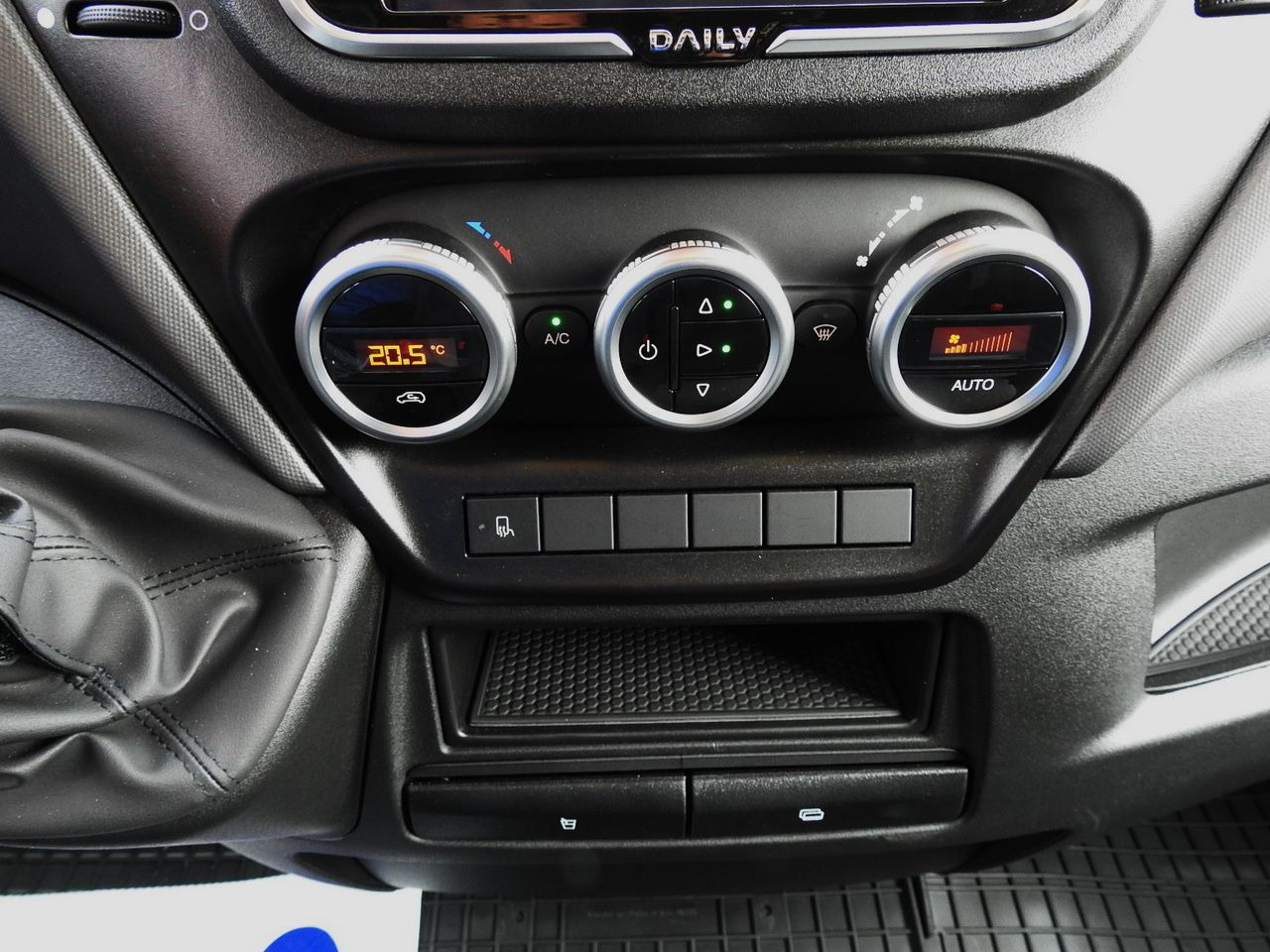 Jaunā Furgons ar tentu IVECO DAILY NEW TARPAULIN 10 PALLETS WEBASTO CRUISE CONTROL NAVIGATION AIR CONDITIONING LED LIGHTS  180HP: foto 42