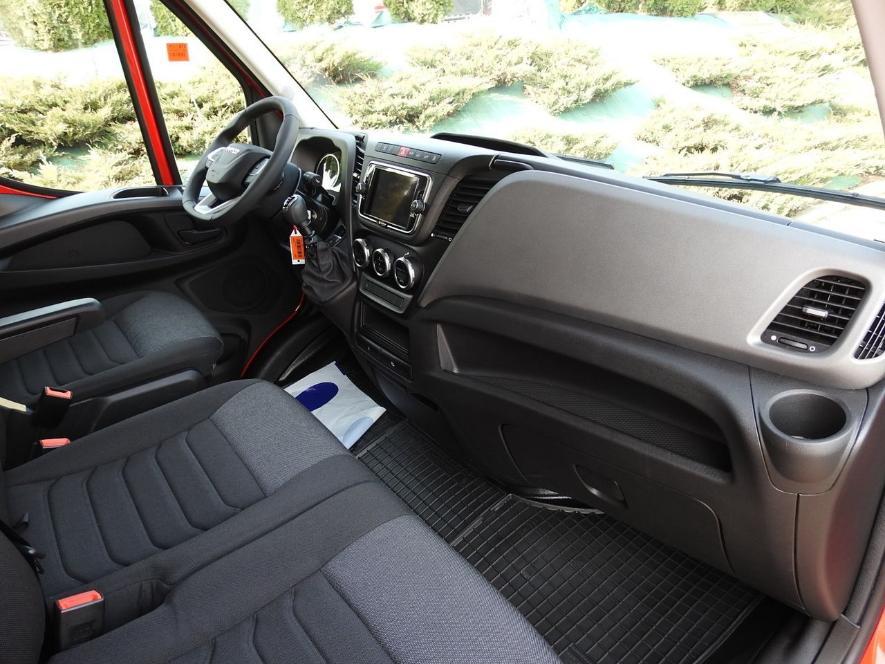 Jaunā Furgons ar tentu IVECO DAILY NEW TARPAULIN 10 PALLETS WEBASTO CRUISE CONTROL NAVIGATION AIR CONDITIONING LED LIGHTS  180HP: foto 46