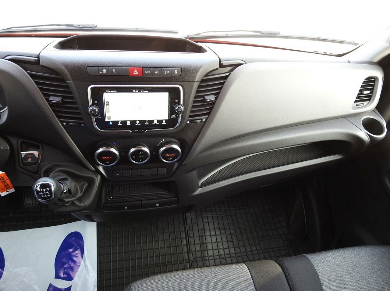 Jaunā Furgons ar tentu IVECO DAILY NEW TARPAULIN 10 PALLETS WEBASTO CRUISE CONTROL NAVIGATION AIR CONDITIONING LED LIGHTS  180HP: foto 34