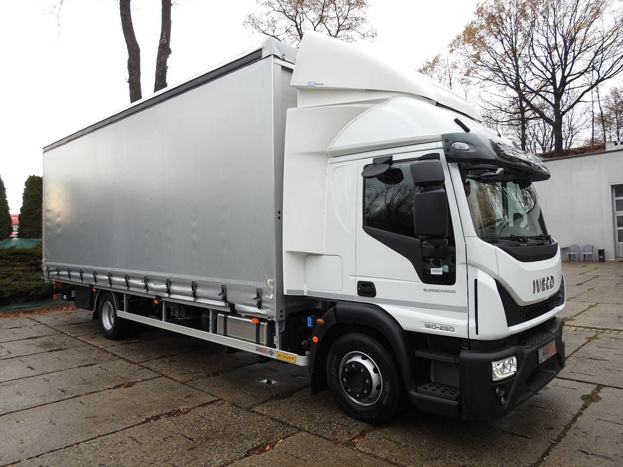 IVECO EUROCARGO 120-250 NEW TARPAULIN LIFT 18 PALLETS WEBASTO CRUISE CONTROL AIR CONDITIONING LED LIGHTS PNEUMATICS AUTOMATIC TRANSMISSION HI-MATIC 250HP - Furgons ar tentu: foto 4 IVECO EUROCARGO 120-250 NEW TARPAULIN LIFT 18 PALLETS WEBASTO CRUISE CONTROL AIR CONDITIONING LED LIGHTS PNEUMATICS AUTOMATIC TRANSMISSION HI-MATIC 250HP - Furgons ar tentu: foto 4