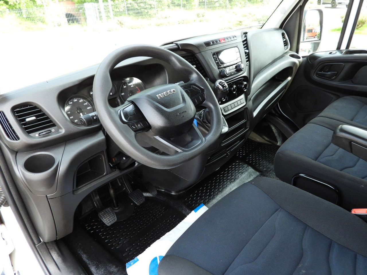 Iveco DAILY 35S12 PRITSCHE DOPPELKABINE DOKA 7 SITZE - Automašīna ar kravas platformu, Kravas-pasažieru furgons: foto 2 Iveco DAILY 35S12 PRITSCHE DOPPELKABINE DOKA 7 SITZE - Automašīna ar kravas platformu, Kravas-pasažieru furgons: foto 2