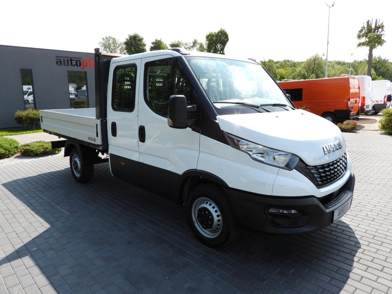 Iveco DAILY 35S12 PRITSCHE DOPPELKABINE DOKA 7 SITZE - Automašīna ar kravas platformu, Kravas-pasažieru furgons: foto 4 Iveco DAILY 35S12 PRITSCHE DOPPELKABINE DOKA 7 SITZE - Automašīna ar kravas platformu, Kravas-pasažieru furgons: foto 4