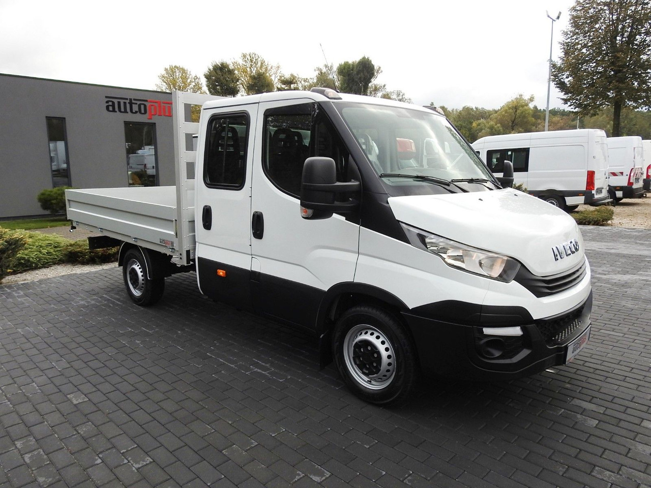 Iveco DAILY 35S15 PRITSCHE DOPPELKABINE DOKA 7 SITZE - Automašīna ar kravas platformu, Kravas-pasažieru furgons: foto 4 Iveco DAILY 35S15 PRITSCHE DOPPELKABINE DOKA 7 SITZE - Automašīna ar kravas platformu, Kravas-pasažieru furgons: foto 4