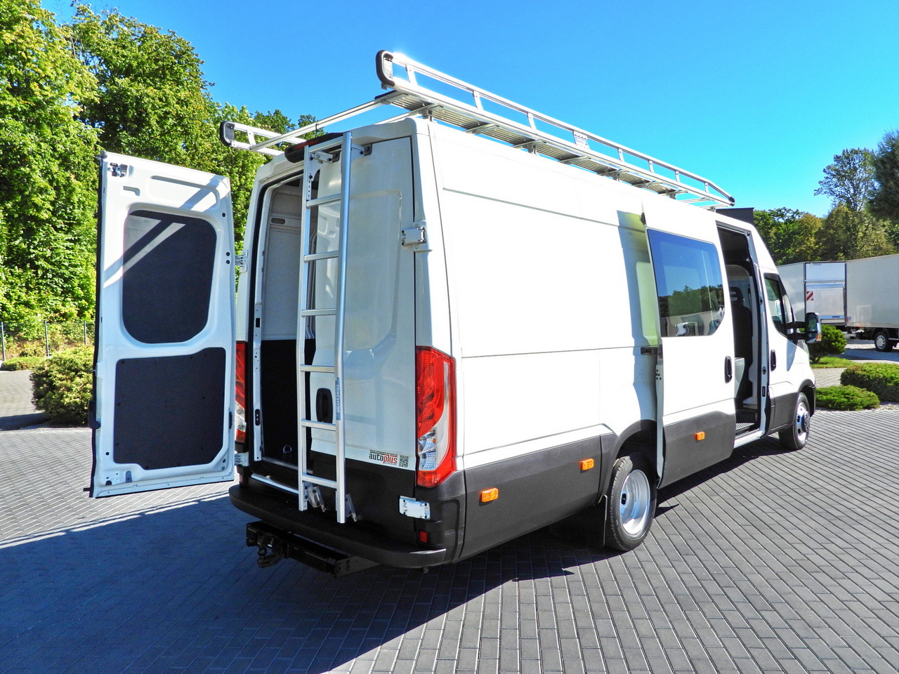 IVECO DAILY 35C17 BOX DELIVERY VAN 6 SEATS CRUISE CONTROL TWIN WHEELS AIR CONDITIONING 170HP - Komercauto: foto 3 IVECO DAILY 35C17 BOX DELIVERY VAN 6 SEATS CRUISE CONTROL TWIN WHEELS AIR CONDITIONING 170HP - Komercauto: foto 3