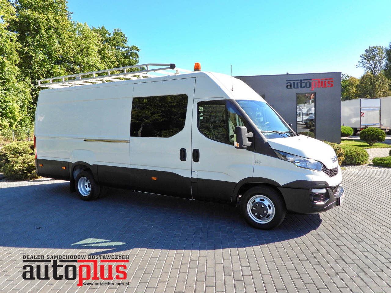 IVECO DAILY 35C17 BOX DELIVERY VAN 6 SEATS CRUISE CONTROL TWIN WHEELS AIR CONDITIONING 170HP - Komercauto: foto 1 IVECO DAILY 35C17 BOX DELIVERY VAN 6 SEATS CRUISE CONTROL TWIN WHEELS AIR CONDITIONING 170HP - Komercauto: foto 1