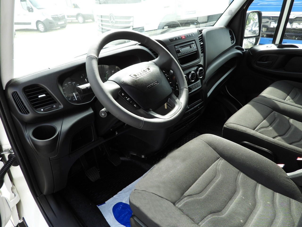 IVECO DAILY 35C17 BOX DELIVERY VAN 6 SEATS CRUISE CONTROL TWIN WHEELS AIR CONDITIONING 170HP - Komercauto: foto 2 IVECO DAILY 35C17 BOX DELIVERY VAN 6 SEATS CRUISE CONTROL TWIN WHEELS AIR CONDITIONING 170HP - Komercauto: foto 2