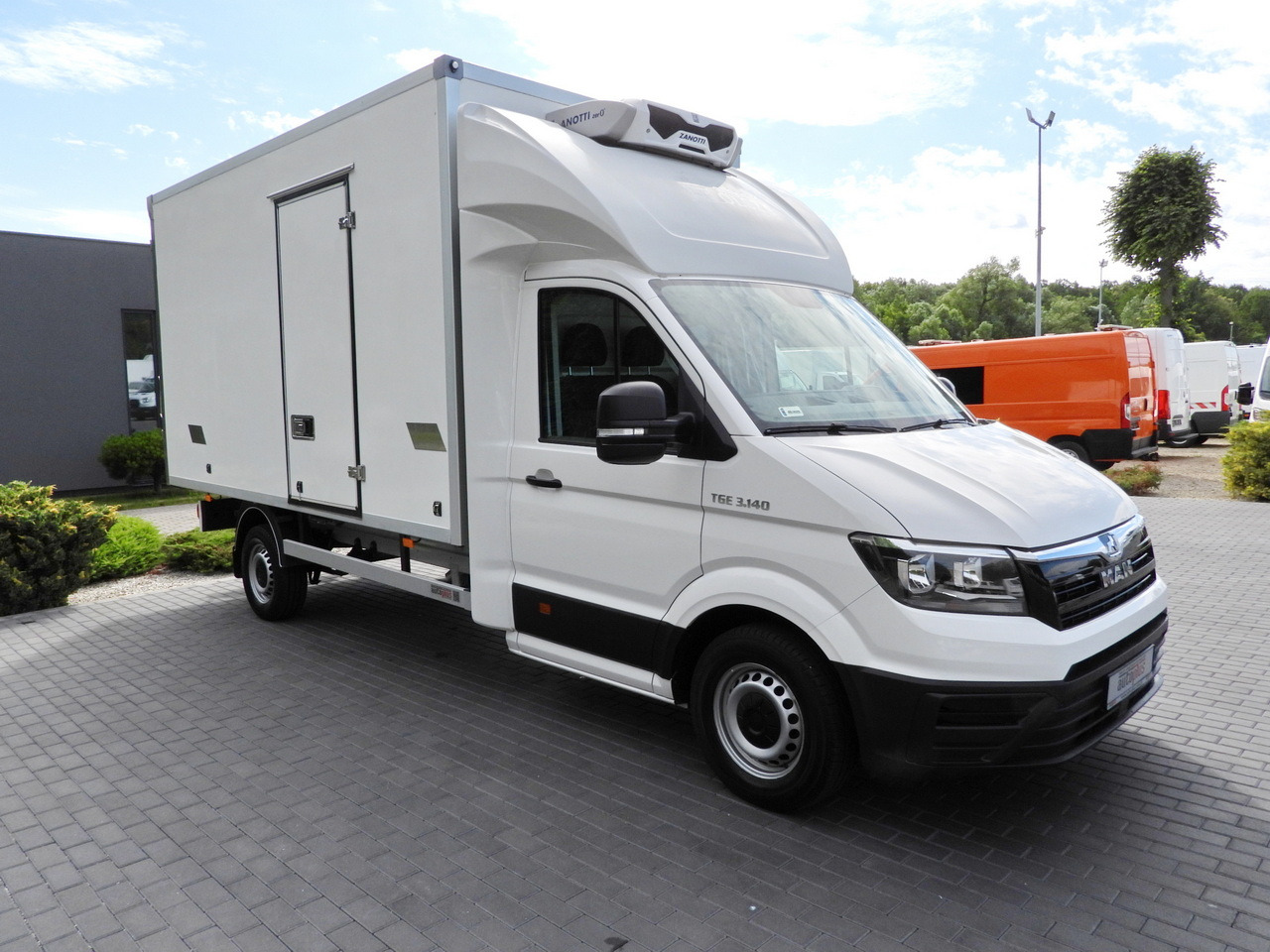 MAN TGE 3.140 REGRIGERATOR BOX -1*C 8 PALLETS HEATING FUNCTION CRUISE CONTROL PNEUMATICS AIR CONDITIONING 140HP - Komercauto refrižerators: foto 4 MAN TGE 3.140 REGRIGERATOR BOX -1*C 8 PALLETS HEATING FUNCTION CRUISE CONTROL PNEUMATICS AIR CONDITIONING 140HP - Komercauto refrižerators: foto 4