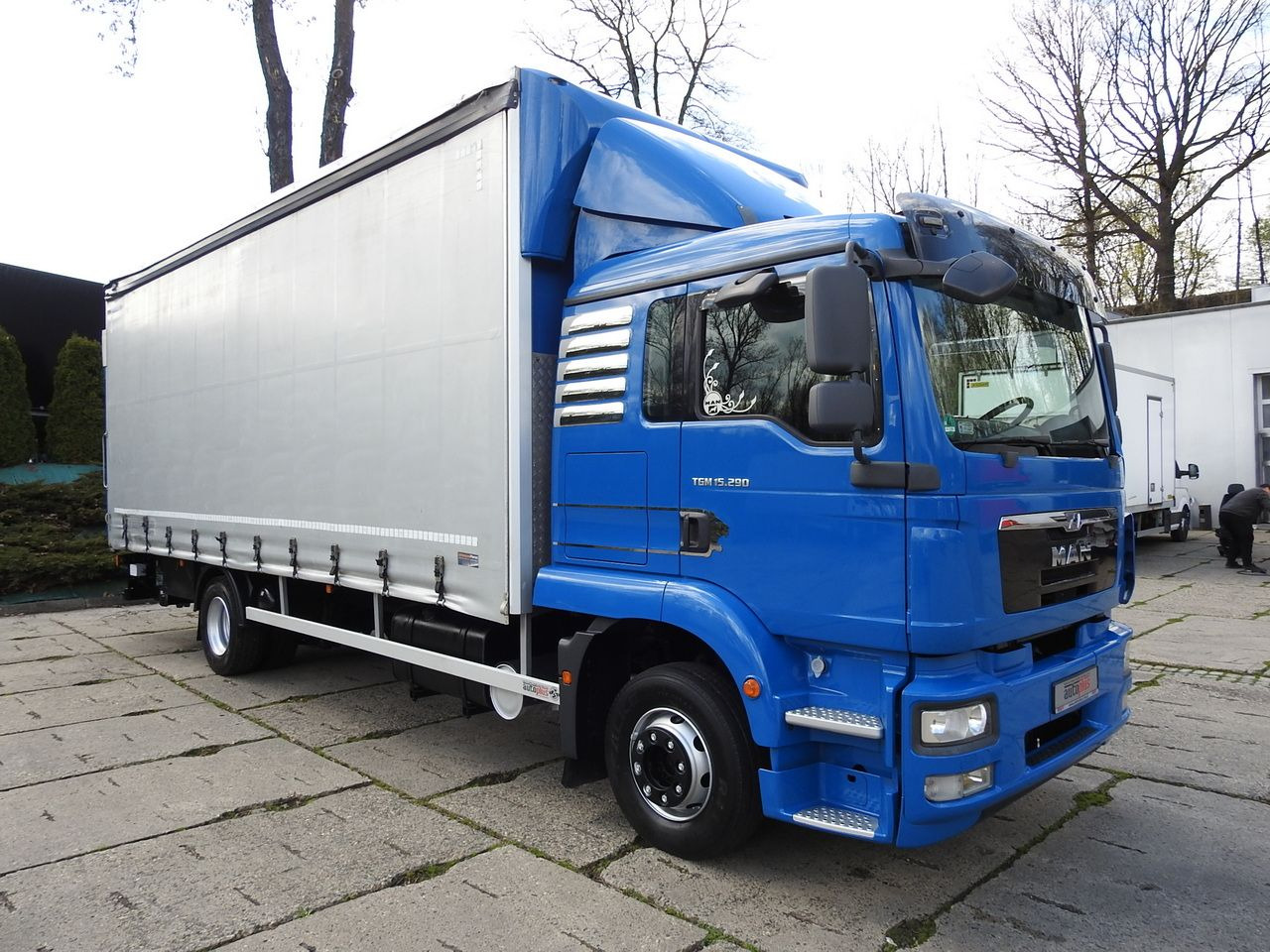 MAN TGM 15.290 TARPAULIN LIFT 18 PALLETS CRUISE CONTROL TWIN WHEELS AIR CONDITIONING 290HP - Kravas automašīna ar tentu: foto 4 MAN TGM 15.290 TARPAULIN LIFT 18 PALLETS CRUISE CONTROL TWIN WHEELS AIR CONDITIONING 290HP - Kravas automašīna ar tentu: foto 4