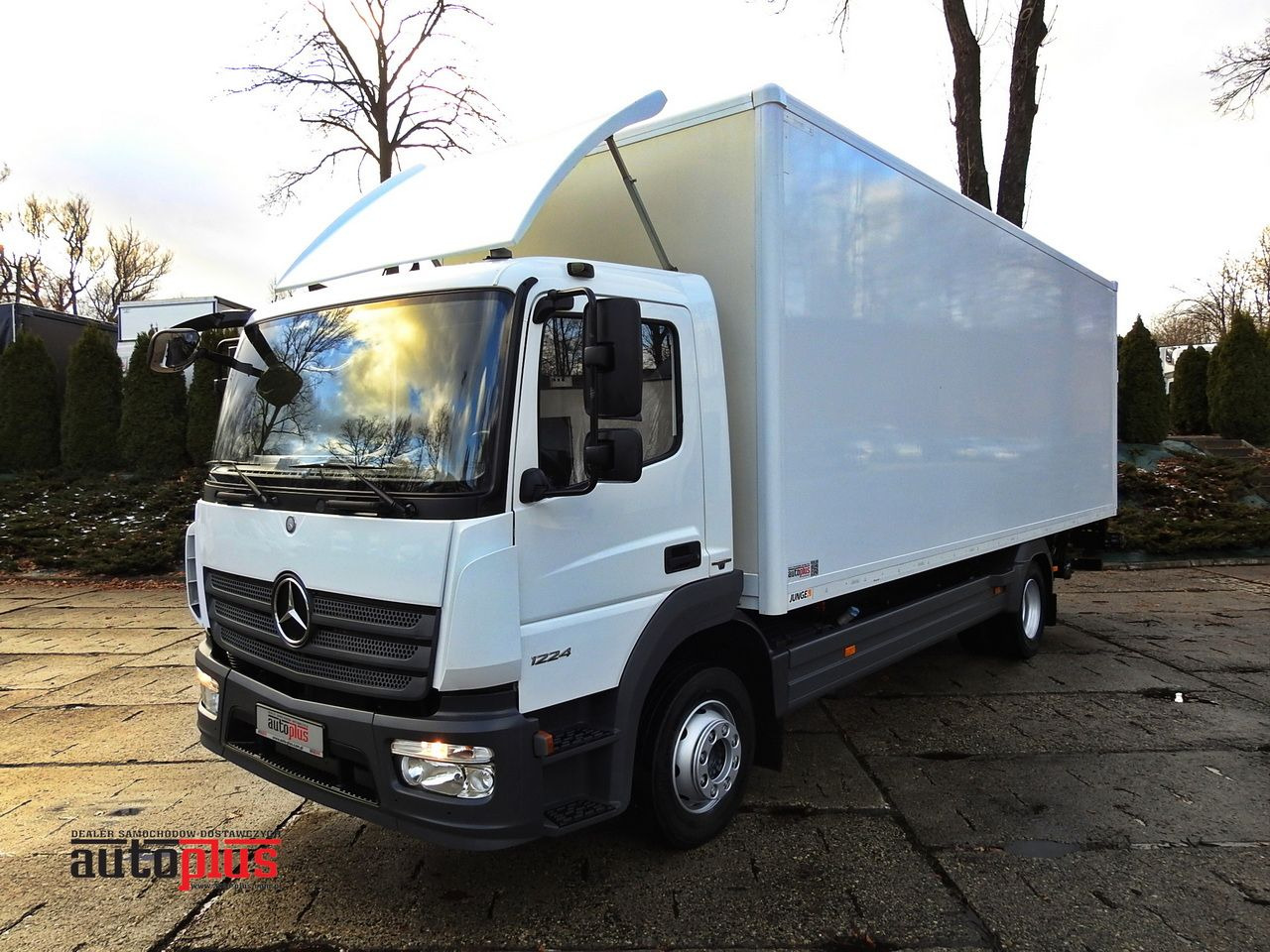 MERCEDES ATEGO 12.24 BOX LIFT 18 PALLETS CRUISE CONTROL AUTOMATIC TRANSMISSION TWIN WHEELS AIR CONDITIONING 240HP - Furgons ar slēgtā virsbūve: foto 1 MERCEDES ATEGO 12.24 BOX LIFT 18 PALLETS CRUISE CONTROL AUTOMATIC TRANSMISSION TWIN WHEELS AIR CONDITIONING 240HP - Furgons ar slēgtā virsbūve: foto 1
