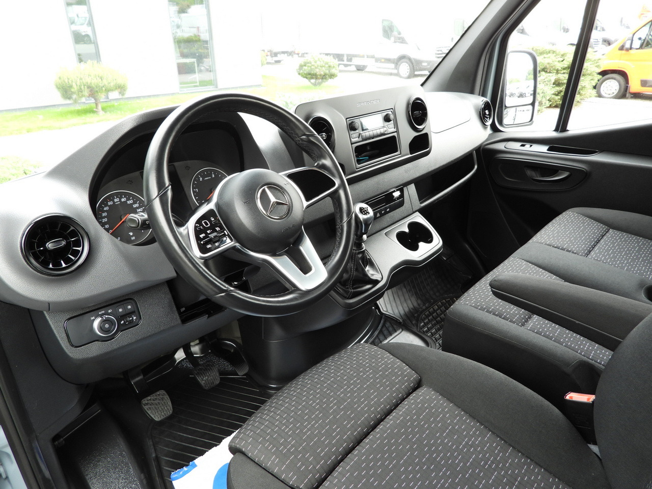 MERCEDES SPRINTER 315 STAKE BODY 8 PALLETS CRUISE CONTROL AIR CONDITIONING 150HP - Automašīna ar kravas platformu: foto 2 MERCEDES SPRINTER 315 STAKE BODY 8 PALLETS CRUISE CONTROL AIR CONDITIONING 150HP - Automašīna ar kravas platformu: foto 2