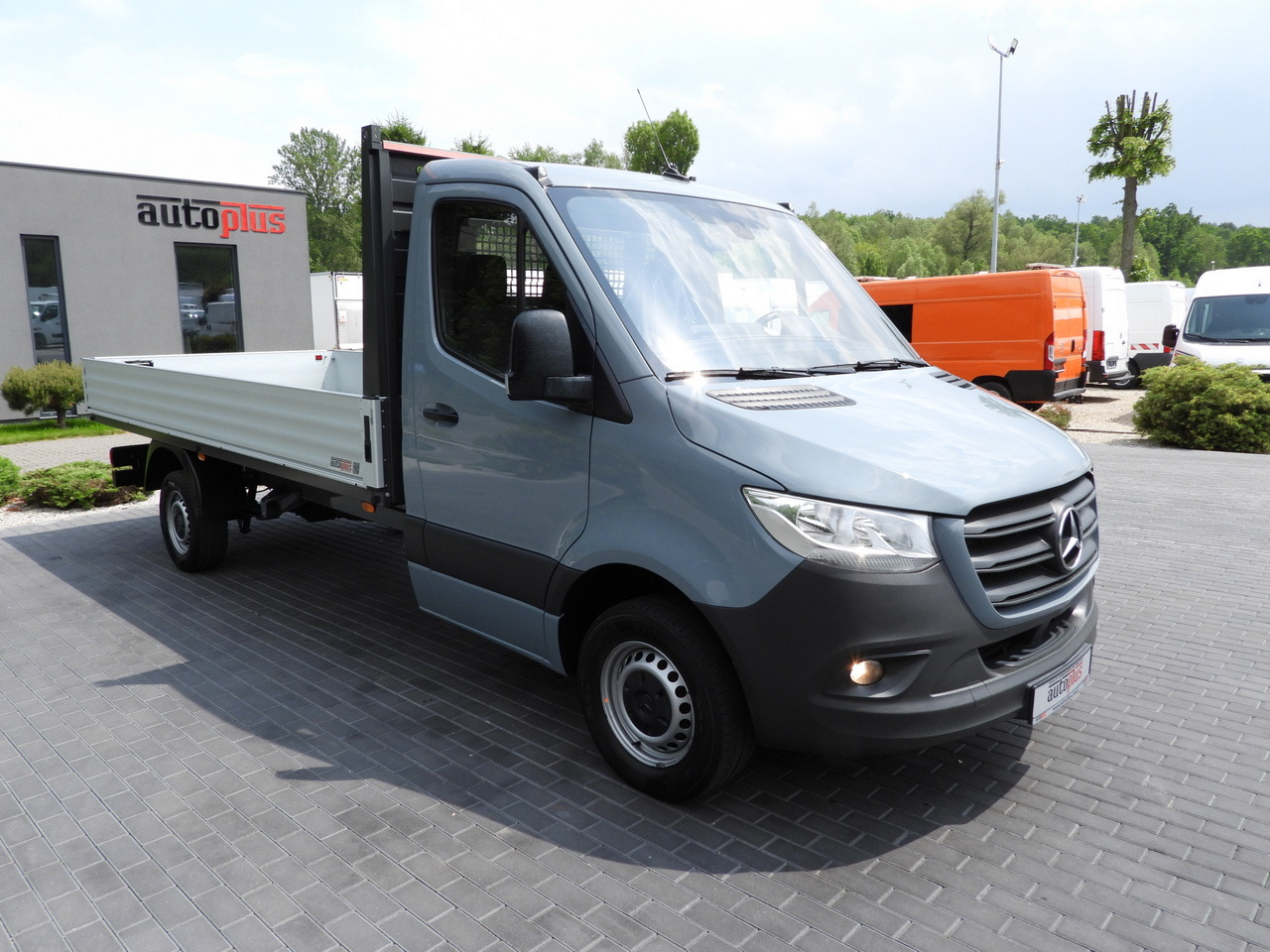 MERCEDES SPRINTER 315 STAKE BODY 8 PALLETS CRUISE CONTROL AIR CONDITIONING 150HP - Automašīna ar kravas platformu: foto 4 MERCEDES SPRINTER 315 STAKE BODY 8 PALLETS CRUISE CONTROL AIR CONDITIONING 150HP - Automašīna ar kravas platformu: foto 4