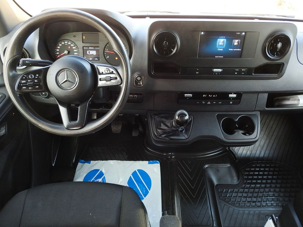 Interior photo 1: Automašīna ar kravas platformu, Kravas-pasažieru furgons Mercedes-Benz SPRINTER 516 PRITSCHE DOPPELKABINE DOKA 6 SITZE