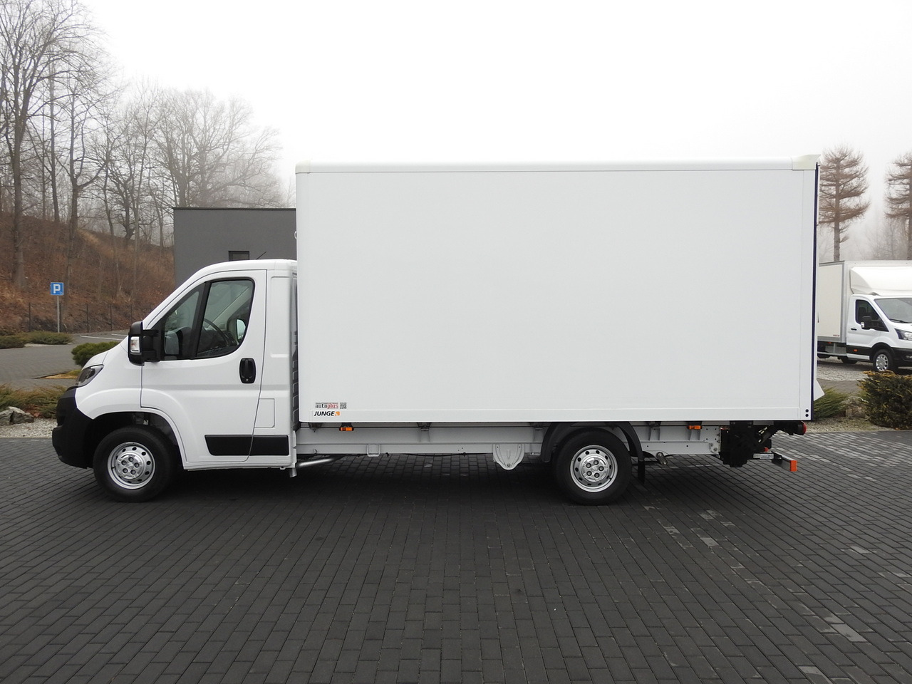 Furgons ar slēgtā virsbūve PEUGEOT BOXER BOX LIFT 8 PALLETS CRUISE CONTROL AIR CONDITIONING  140HP: foto 8