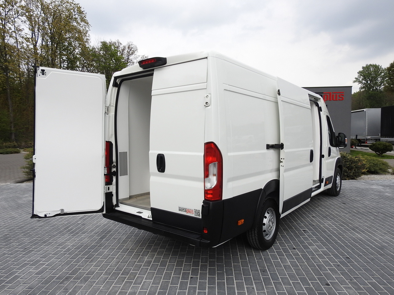 PEUGEOT BOXER REFRIGERATOR VAN 0*C CRUISE CONTROL NAVIGATION AIR CONDITIONING 135HP - Komercauto refrižerators: foto 3 PEUGEOT BOXER REFRIGERATOR VAN 0*C CRUISE CONTROL NAVIGATION AIR CONDITIONING 135HP - Komercauto refrižerators: foto 3