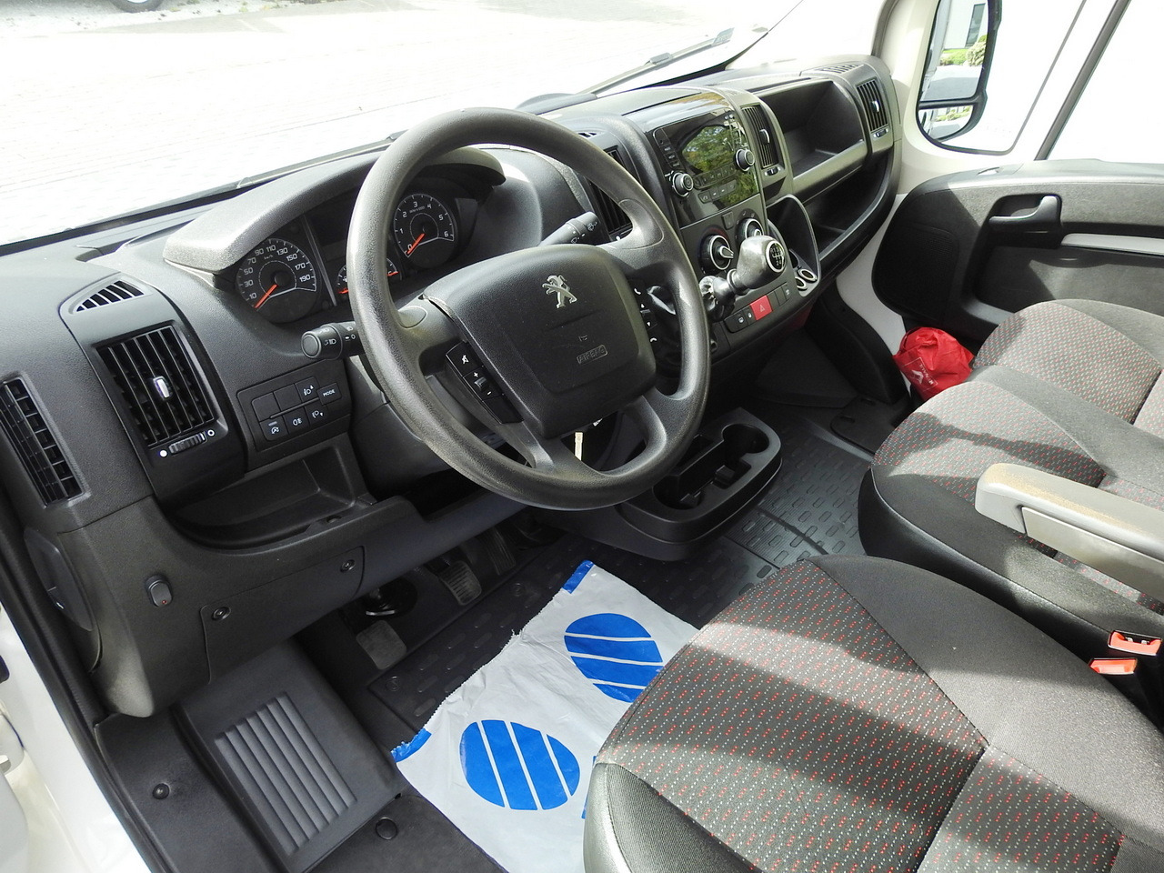 PEUGEOT BOXER STAKE BODY DOUBLE CABIN DOKA 7 SEATS AIR CONDITIONING 140HP - Automašīna ar kravas platformu: foto 2 PEUGEOT BOXER STAKE BODY DOUBLE CABIN DOKA 7 SEATS AIR CONDITIONING 140HP - Automašīna ar kravas platformu: foto 2