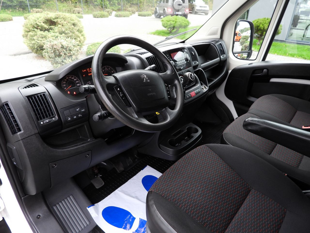 PEUGEOT BOXER STAKE BODY DOUBLE CABIN DOKA 7 SEATS CRUISE CONTROL AIR CONDITIONING 140HP - Automašīna ar kravas platformu: foto 3 PEUGEOT BOXER STAKE BODY DOUBLE CABIN DOKA 7 SEATS CRUISE CONTROL AIR CONDITIONING 140HP - Automašīna ar kravas platformu: foto 3