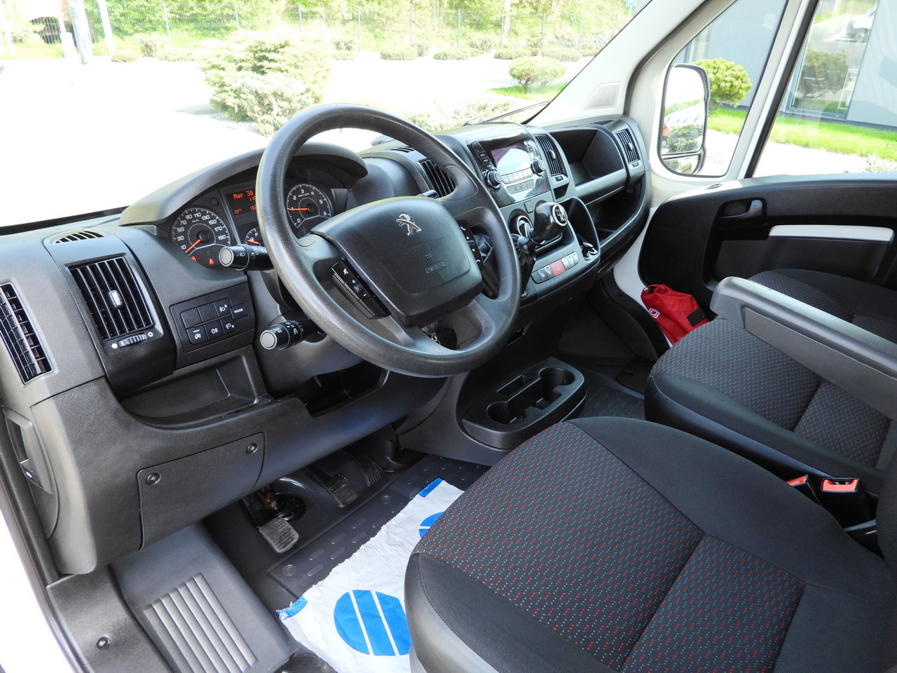 PEUGEOT BOXER  TIPPER DOUBLE CABIN DOKA 7 SEATS CRUISE CONTROL AIR CONDITIONING  140HP - Komercauto pašizgāzējs: foto 2 PEUGEOT BOXER  TIPPER DOUBLE CABIN DOKA 7 SEATS CRUISE CONTROL AIR CONDITIONING  140HP - Komercauto pašizgāzējs: foto 2