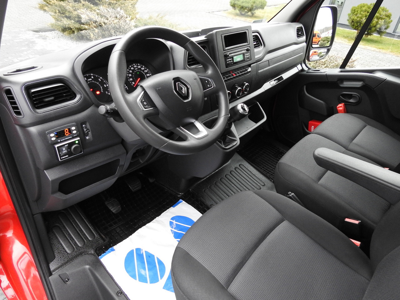 RENAULT MASTER REFRIGERATOR VAN 1*C CRUISE CONTROL AIR CONDITIONING LED LIGHTS 135HP - Komercauto refrižerators: foto 2 RENAULT MASTER REFRIGERATOR VAN 1*C CRUISE CONTROL AIR CONDITIONING LED LIGHTS 135HP - Komercauto refrižerators: foto 2