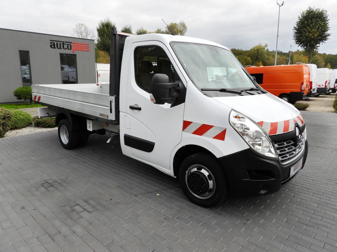 RENAULT MASTER STAKE BODY CRUISE CONTROL NAVIGATION TWIN WHEELS AIR CONDITIONING 130HP - Automašīna ar kravas platformu: foto 4 RENAULT MASTER STAKE BODY CRUISE CONTROL NAVIGATION TWIN WHEELS AIR CONDITIONING 130HP - Automašīna ar kravas platformu: foto 4