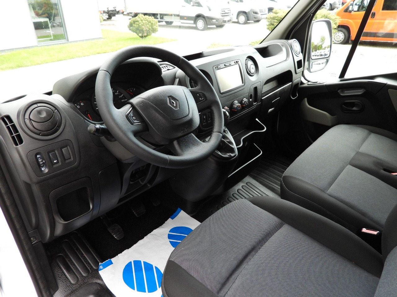 Renault MASTER PRITSCHE DOPPELKABINE DOKA 7 SITZE - Automašīna ar kravas platformu, Kravas-pasažieru furgons: foto 2 Renault MASTER PRITSCHE DOPPELKABINE DOKA 7 SITZE - Automašīna ar kravas platformu, Kravas-pasažieru furgons: foto 2