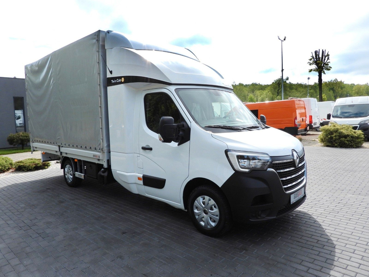 Renault MASTER PRITSCHE PLANE 8 PALETTEN TEMPOMAT A/C - Furgons ar tentu, Kravas-pasažieru furgons: foto 4 Renault MASTER PRITSCHE PLANE 8 PALETTEN TEMPOMAT A/C - Furgons ar tentu, Kravas-pasažieru furgons: foto 4