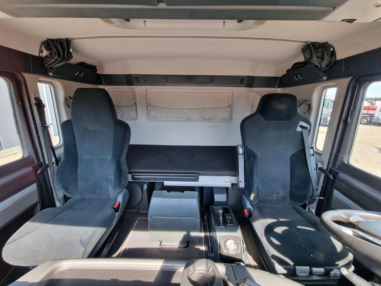 Kravas auto ar manipulatoru MAN TGX 26.400 6x2-2 BL/ Intarder / HIAB / Lenkachse: foto 19