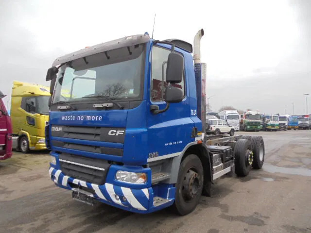 DAF CF 75.250 6X2 - Šasija kravas automašīna: foto 1 DAF CF 75.250 6X2 - Šasija kravas automašīna: foto 1